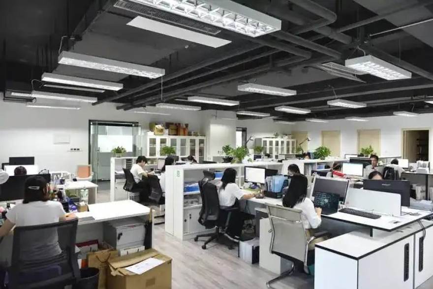 看球吧内容团队工作场景：编辑与数据小组协作整理赛事栏目